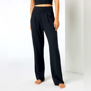 Vuori BNWT Lux at Ease Straight Pant Black- Size Medium